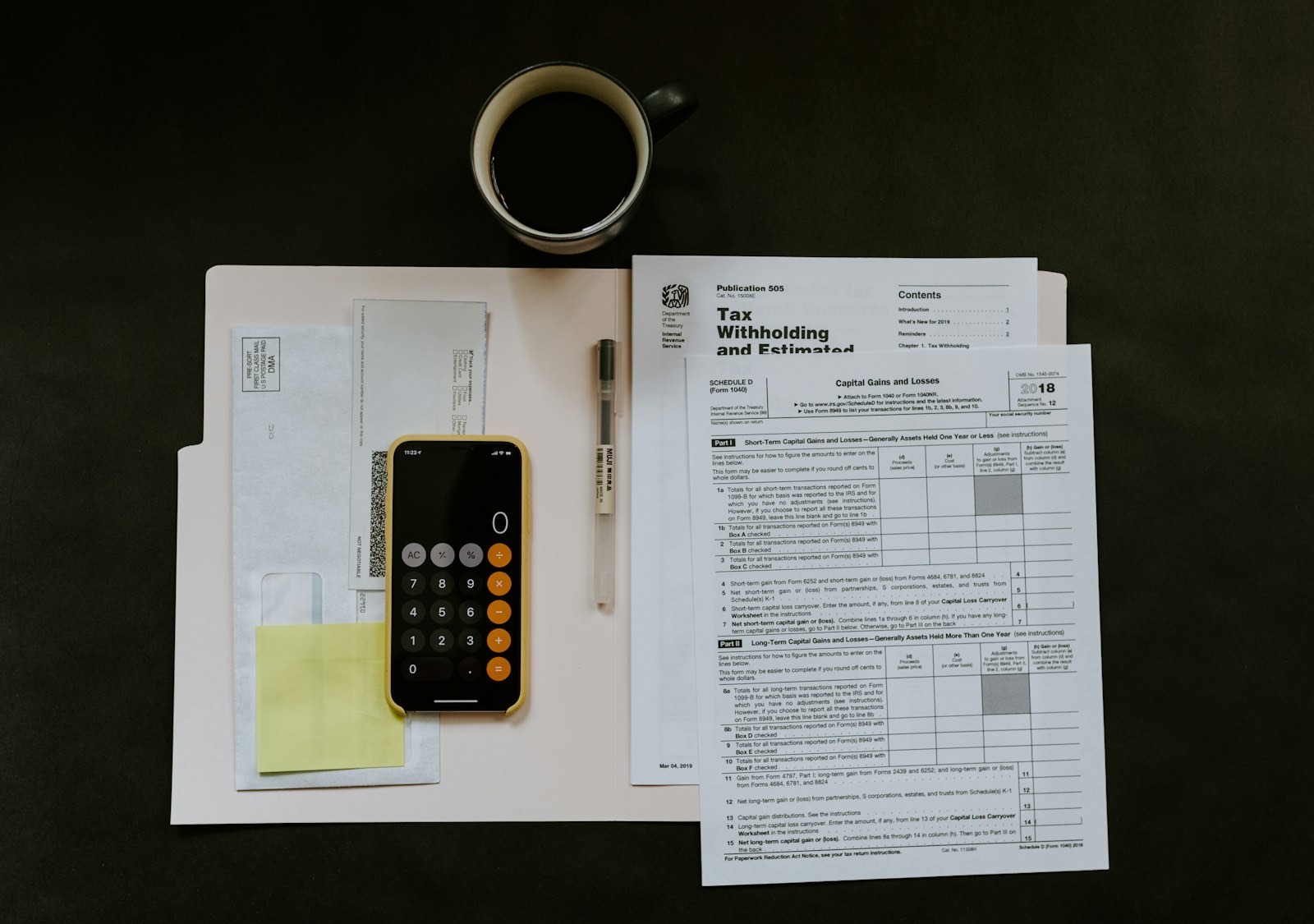 Formulários de imposto americano sobre a mesa, com calculadora
